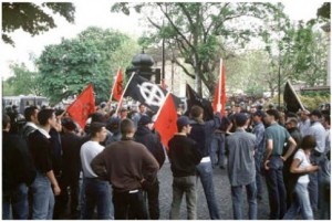 Manifestation du 9 mai 1994, regroupant le GUD et d'autres groupuscules nationalistes, dont les JNR d'Ayoub.