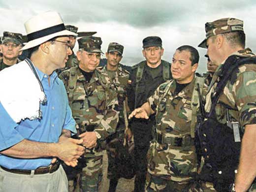 L'ex-président Uribe Alvaro Uribe, un des principaux soutiens financiers et paramilitaires, avec les États-Unis, de l'insurrection de l'extrême-droite au Venezuela.