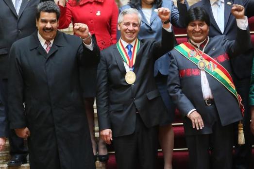 Nicolas Maduro le 22 janvier à  la cérémonie d'investiture d'Evo Morales, réélu à la présidence de Bolivie. Les deux pays ont convenu d'accélérer leur coopération bilatérale. Morales a déclaré à cette occasion : "celui qui attaque politiquement et économiquement le Venezuela n'est autre que l'empire états-unien" (4) 