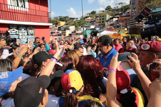 Nicolas Maduro inspectant les chantiers de rénovation urbaine intégrale "Barrio nuevo, barrio tricolor"  dans le quartier populaire 23 de Enero, á Caracas, le 25 avril 2015. L'État a investi 6.102 millions de dollars pour relancer ce programme dans l'ensemble du pays.
