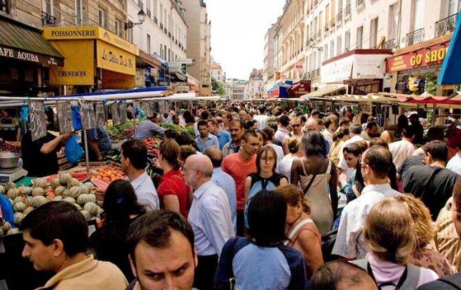 Du mardi au dimanche, le marché d'Aligre brasse des milliers de personnes.