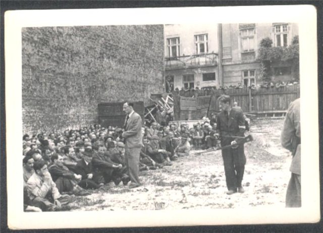 Львов - погром. Полицай и евреи