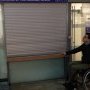Le guichet pour les personnes à mobilité réduite existe mais est fermé - © (…)