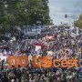 Des travailleurs de la fonction publique manifestent à Montréal. Photo : (…)