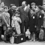1936 : Jean Zay accompagne des enfants qui, pour la première fois, partent (…)