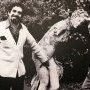 Gabriel Garcia Marquez et Pablo Neruda dans un jardin à Paris