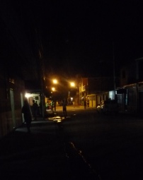 calle principal de noche