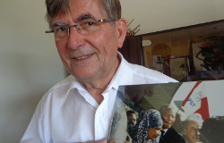 Guy Fischer avec photo de Nelson Mandela