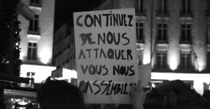 Les opérations policières sur le site, loin de smer la zizanie parmi les opposants, les soudent, comme le rappelle ironiquement cette pancarte - photo Anaïs Denaux