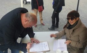 Julie Apricena fait signer la petition contre la loi travail le 19 mars