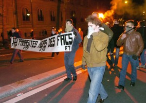 Hier, déjà : la « Fédération des étudiants contre le Travail Perturbé » attaque une manifestation anti CPE en 2006.