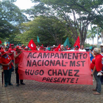 Un millier de militantes paysannes du Mouvement des Sans Terre et du Mouvement Populaire Paysan (MPC) ont installé le campement "Hugo Chavez" à Brasilia pour une durée indéterminée et ont organisé un acte de solidarité avec le peuple vénézuélien dès l'annonce de la mort du président bolivarien. Brasilia, 6 mars 2013..