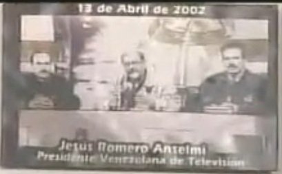 Rompant le silence imposé par les médias putschistes sur la résistance populaire, la reprise de la chaîne 8 (VTV) reste dans les mémoires comme cette image. En régie, invisibles, les techniciens-artisans de ce rallumage furent entre autres Alvaro Caceres, Blanca Eekhout et Angel Palacios...