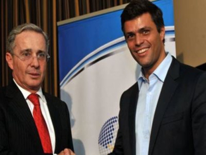 Les leaders de la droite vénézuélienne : Leopoldo Lopez et son principal soutien (politique et financier) régional : l’ex-président colombien Alvaro Uribe, impliqué dans le paramilitarisme et dans des crimes contre l’humanité. Bogota, décembre 2011.