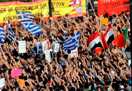 Manifestants et drapeaux