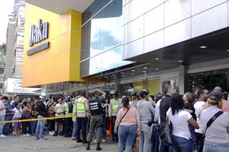 Caracas, 9 novembre 2013. Affluence populaire pour acheter des biens électrodomestiques de la chaîne Daka (Caracas, Punto Fijo, Barquisimeto et Valencia) où le gouvernement vient de ramener les prix à la normale. Deux gérants ont été arrêtés pour avoir multiplié sans justification (de 200 à 600 %) le prix de ces biens importés.