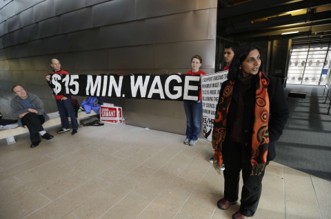 Kshawa Sawant, lors de sa campagne pour le poste de conseillère municipale de Seattle (Etat de Washington, Etats-Unis), le 4 novembre 2013. | TED S. WARREN / AP / SIPA Kshawa Sawant, lors de sa campagne pour le poste de conseillère municipale de Seattle (Etat de Washington, Etats-Unis), le 4 novembre 2013.