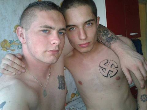 Le même Kevin Reche avec l'insigne de la 11e division SS Nordland
