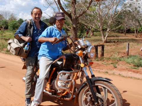 Journaliste et ancien rédacteur en chef du Monde diplomatique, Maurice Lemoine (ici au Paraguay) couvre l’Amérique Latine depuis plus de quarante ans. Derniers ouvrages parus : “Chávez Presidente 1”, « Sur les eaux noires du fleuve », “Cinq cubains á Miami” et “Les enfatns cachés du général Pinochet”