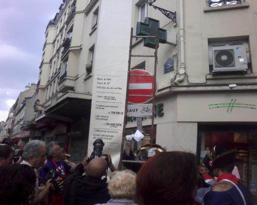 La banderolle enfin accrochée au poteau de vidéosurveillance dénonce le prix de la fumisterie.