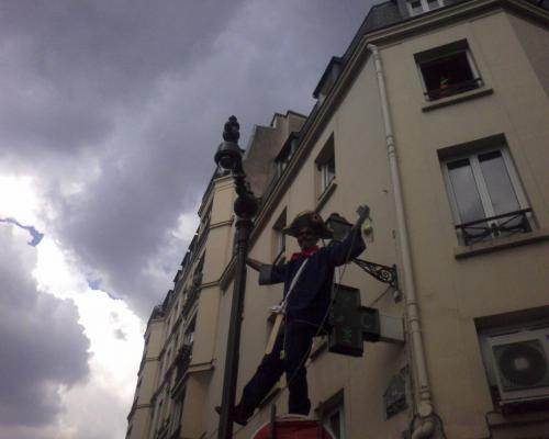 La caméra de vidéosurveillance en cours d'inauguration par un des gardes champêtres de la Commune libre. La caméra de vidéosurveillance en cours d'inauguration par un des gardes champêtres de la Commune libre.