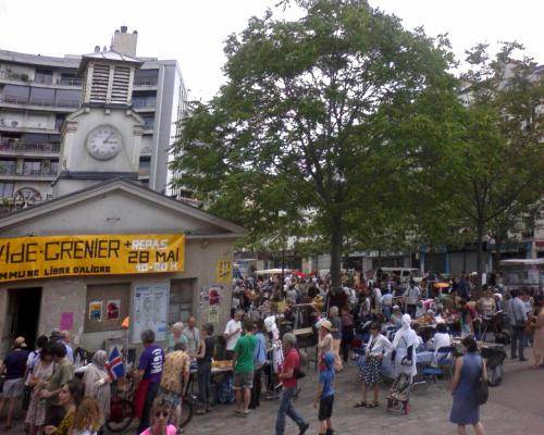 En ce lundi de pentecôte, vide grenier et repas de quartier, une image coutumière à Aligre.
