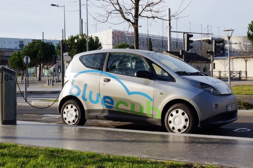 La BlueCub branchée sur sa borne de recharge (Wikipedia)