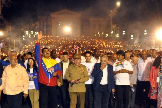 Hommage à José Marti, penseur de “l’équilibre du monde” et de la souveraineté latino-américaine, 27 janvier 2014. Marche aux flambeaux du peuple de La Havane accompagné de plusieurs présidents latino-américains. Photo : Marcelino VAZQUEZ HERNANDEZ.