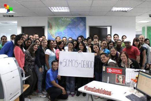 "Je suis Telesur". Parmi les révélations sur le coup d'Etat déjoué le 12 février, on a appris que des militaires comptaient bombarder cette chaîne de télévision publique et latino-américaine basée à Caracas. Journalistes et employés (photo) ont reçu des messages de solidarité des mouvements sociaux de tout le continent
