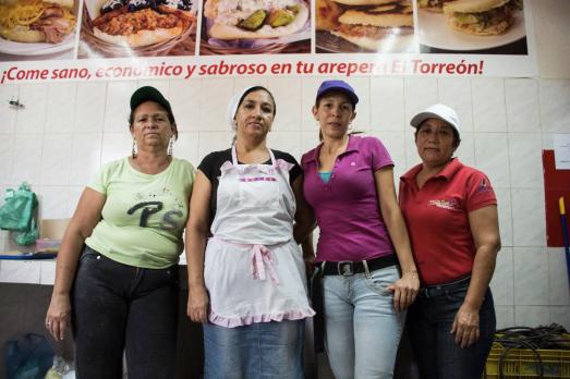 las-mujeres-que-venden-arepa-en-la-comuna-carlos-escarrá