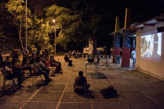 noche-de-pantallas-comuna-carlos-escarrá