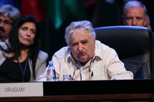 “Pendant longtemps nous nous sommes déguisés en gentlemen anglais, en singes à cravates” dit le président uruguayen Mujica, critiquant la copie imposée des costumes ocidentaux et de la pensée de marché. Photo: Ismael Francisco/ Cubadebate