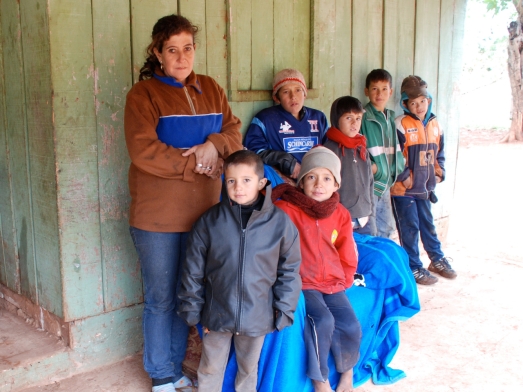 Veuve et orphelins d'un des paysans en lutte pour la terre et victime du "massacre de Curugaty" (Paraguay, 2012) , photo de Maurice Lemoine http://bit.ly/1DnvQgL