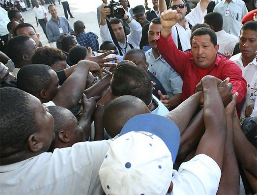 A la rencontre des “Jacobins noirs” haïtiens dont la révolution, la première des Amériques, permit à un Simón Bolívar défait de reprendre pied et de libérer l’Amérique Latine du joug colonial à la tête d’une armée de paysans et d’ex-esclaves. 