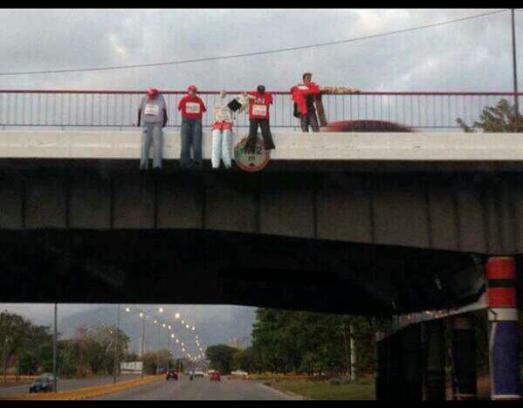 A Valencia, dans le centre du pays, des étudiants de droite "pendent" des effigies de militants bolivariens, dans le plus pur style de la terreur du paramilitarisme colombien ou des cartels de la drogue mexicains.