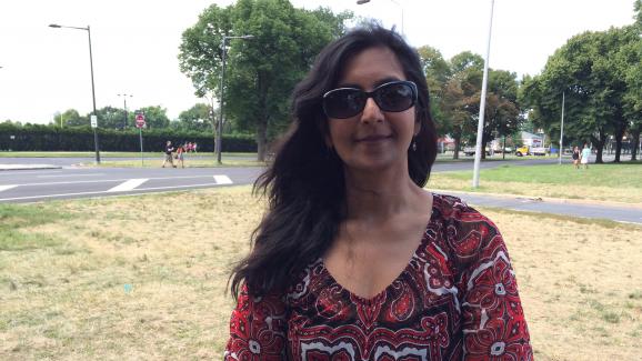 Kshama Sawant, conseillère municipale de Seattle, en marge de la convention démocrate de Philadelphie (Pennsylvanie, Etats-Unis), le 27 juillet 2016. | MATHIEU DEHLINGER / FRANCEINFO Kshama Sawant, conseillère municipale de Seattle, en marge de la convention démocrate de Philadelphie (Pennsylvanie, Etats-Unis), le 27 juillet 2016.