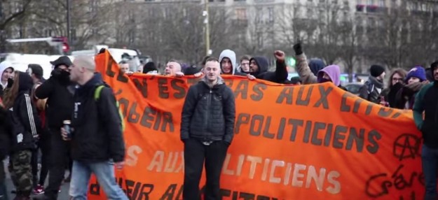 Saurez-vous les reconnaître ? "Grève générale", A cerclé… Et pourtant : derrière la banderole orange, les guignols du Mouvement du 14 Juillet et la petite bande de Bohort Mignolet, alias Bohort le Belge.