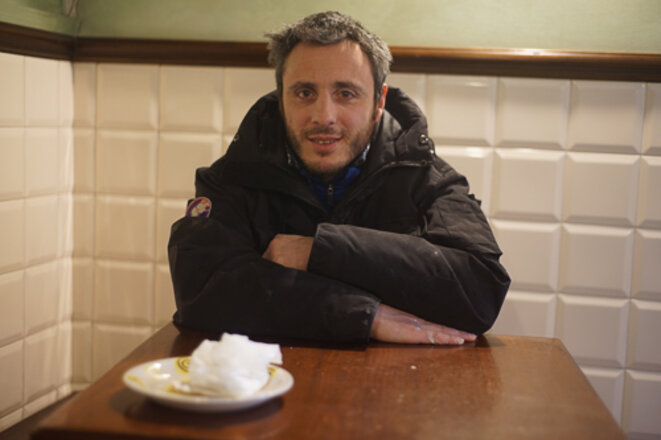 Luca Murru, artisan peintre dans le quartier de la piazza Alimonda © AP