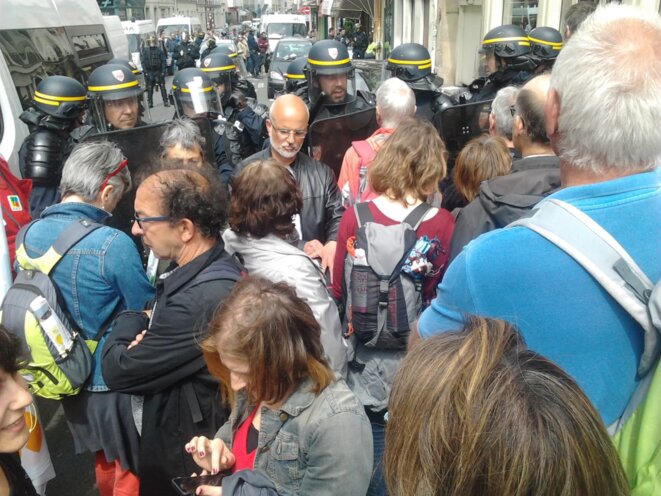 Négociation avec les CRS pour quitter la manif © Jérôme FRAISSE Négociation avec les CRS pour quitter la manif © Jérôme FRAISSE