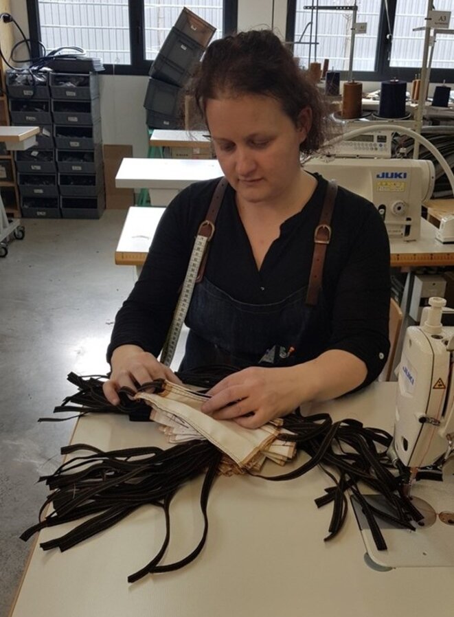 Au sein de l’Atelier Tuffery, à Florac, les couturières travaillent sur d’anciennes machines et assemblent chaque pièce à la main. © Photo : TUFFERY Au sein de l’Atelier Tuffery, à Florac, les couturières travaillent sur d’anciennes machines et assemblent chaque pièce à la main. © Photo : TUFFERY