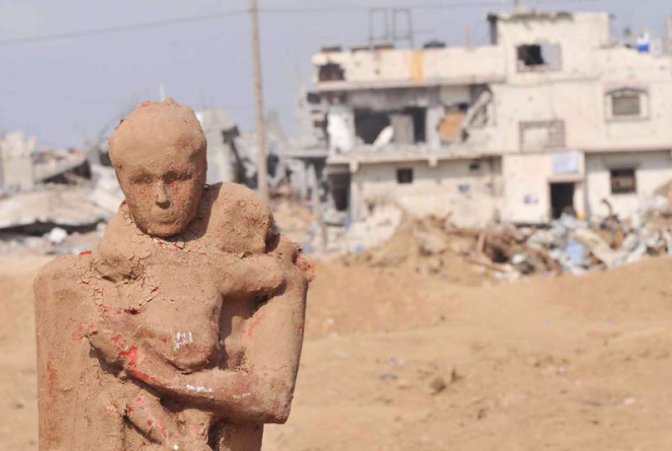 Un homme tient un nouveau-né dans ses bras - Crédit Image Iyad Sabbah 
